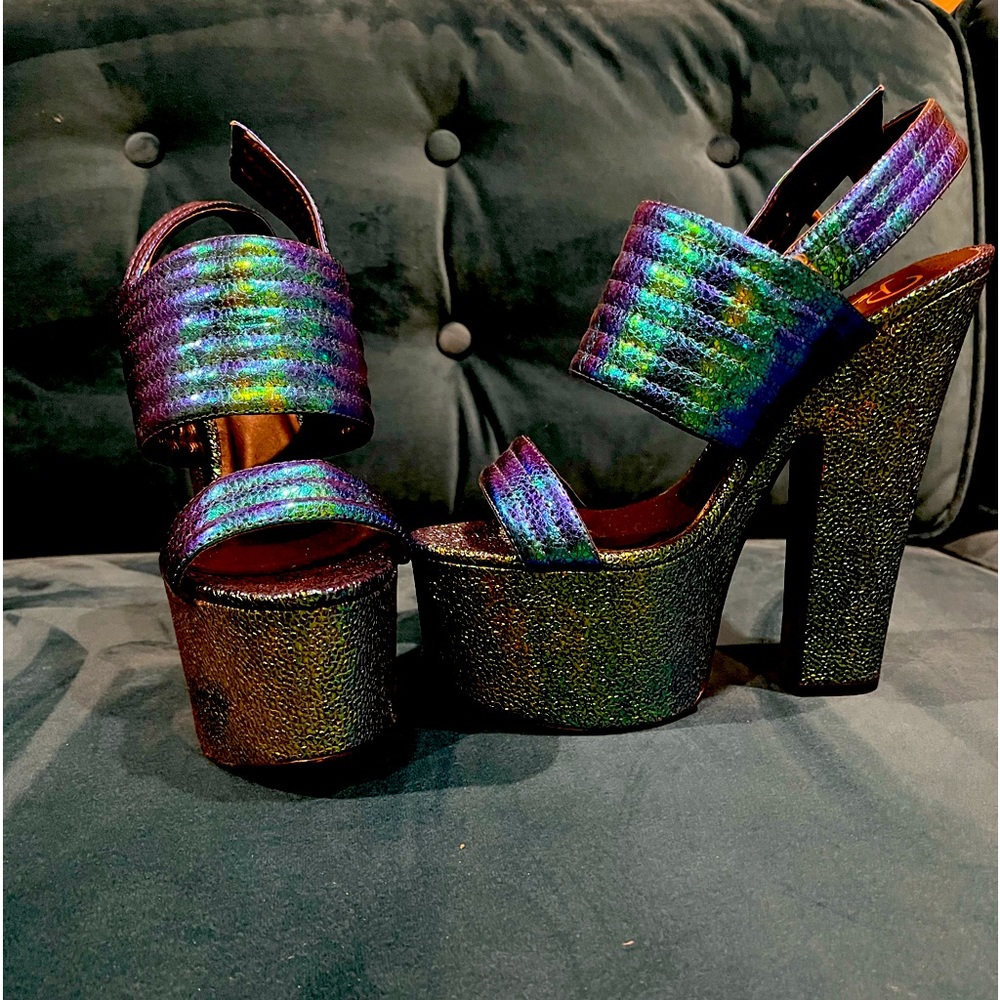 NWOT green iridescent platform heels